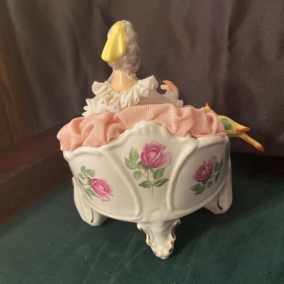 Dresden Lace Queen Antoinette w/parrot vintage - Picture 4 of 5